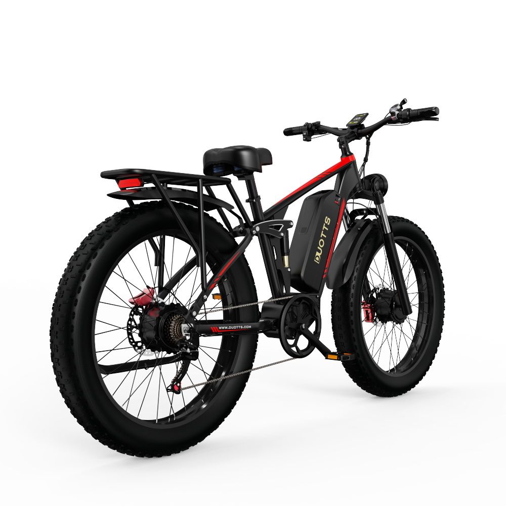 VTT électrique noir avec accents rouges. Gros pneus, porte-bagages, logo DUOTTS.