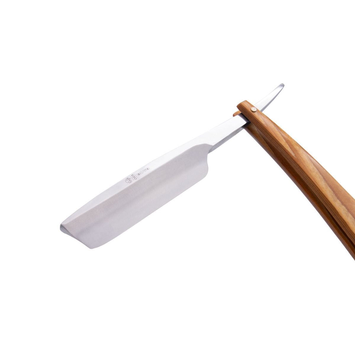 Scheermes met houten handvat. Metalen lemmet, licht geopend. Houten handvat met zichtbare nerven. Perspectief.