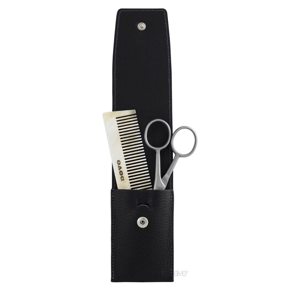 Zwarte leren etui met kam en schaar. Kam met DOVO-logo. Schaar met ronde handgrepen. Etui met drukknoopsluiting.