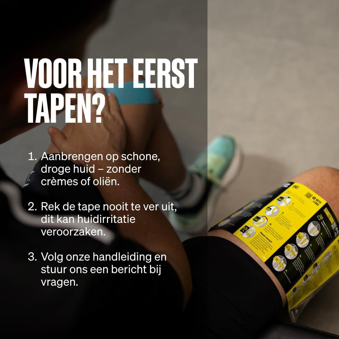 Blauwe kinesiologie tape wordt op de huid aangebracht. Hypoallergene lijm, medisch getest.