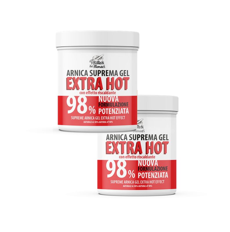 Twee witte potten met rode tekst. Opschrift: Arnica Suprema Gel Extra Hot, 98%. Nieuwe formule. Met verwarmend effect.