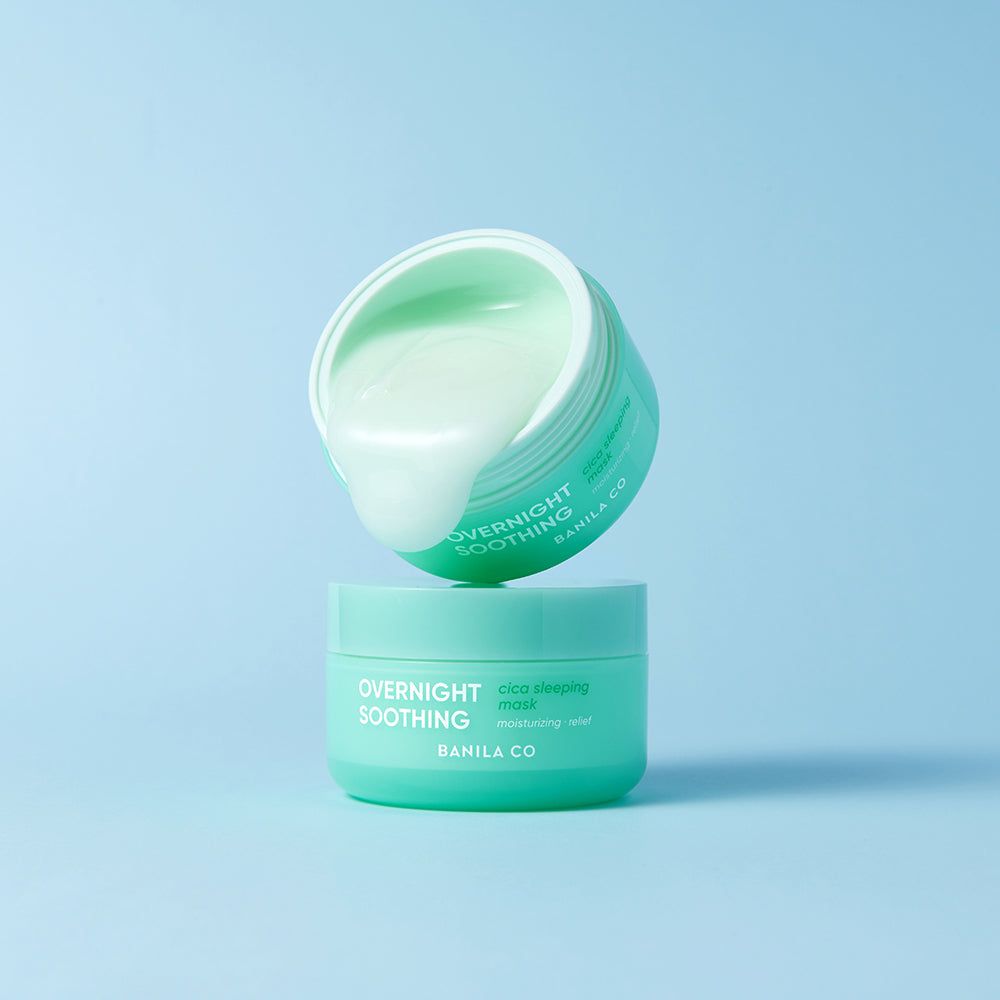 Twee groene potjes. Eén is open, met product, de andere gesloten. Tekst: OVERNIGHT SOOTHING, BANILA CO, Cica Sleeping Mask.