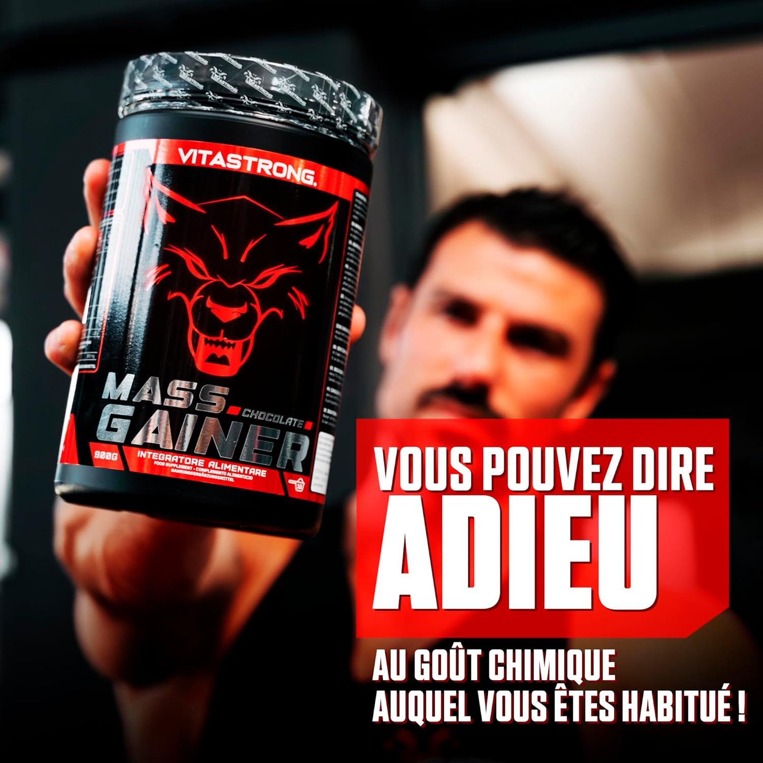 Vitastrong Mass Gainer-container. Zwarte container met rood label. Tekst: U kunt afscheid nemen van de chemische smaak.