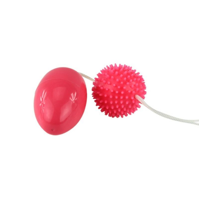 Twee rode ballen, een ovale en een met noppen, verbonden door een touwtje. De ballen liggen naast elkaar.