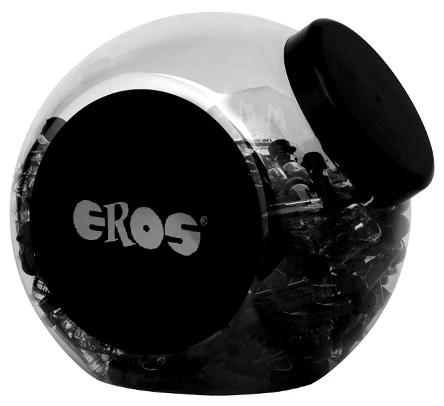 Boîte transparente ronde avec couvercle noir, remplie de portions individuelles sombres. Autocollant rond noir avec logo 'EROS' blanc.