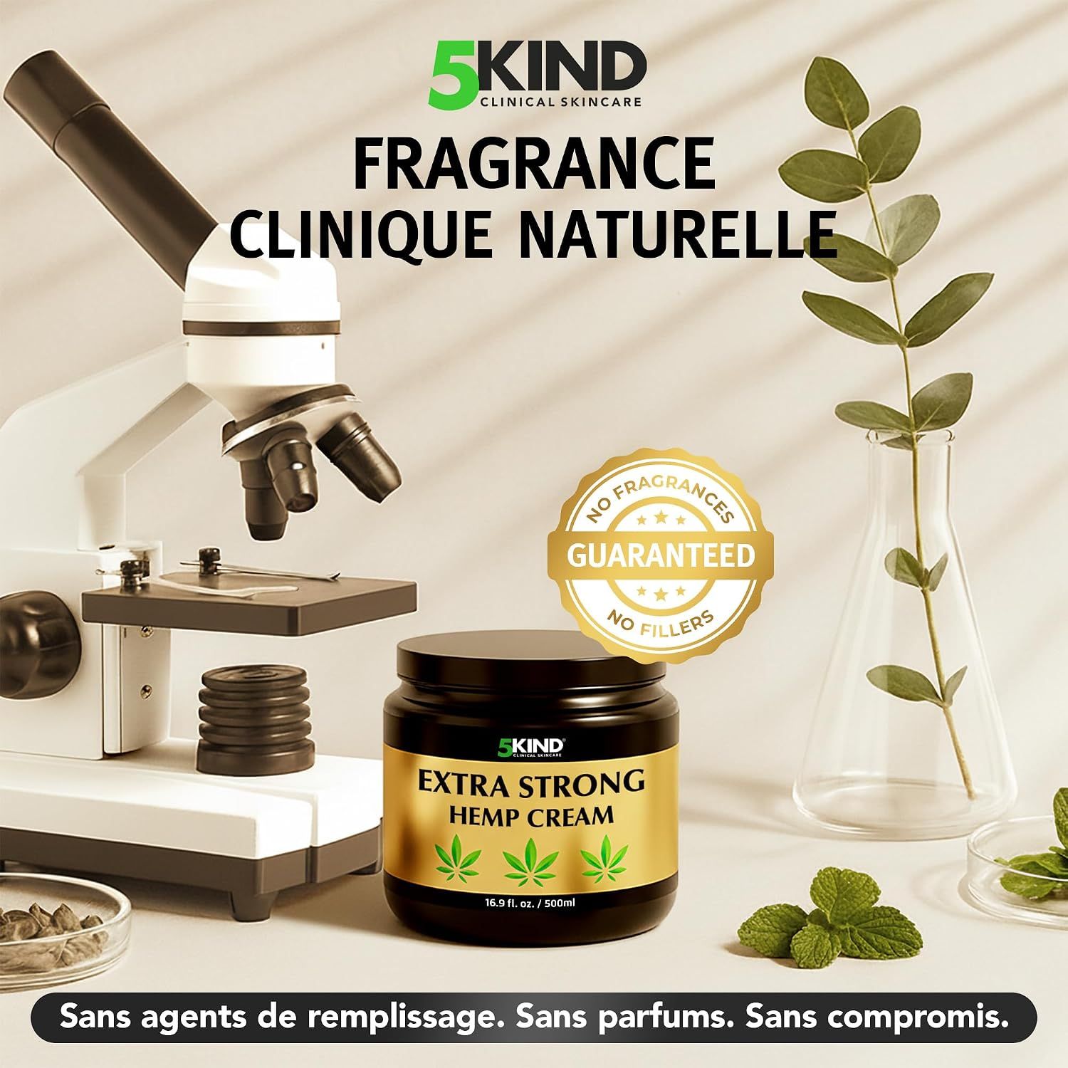 Microscope et éprouvettes. Pot de crème au chanvre 5Kind à côté. Sceau : Sans parfums, sans agents de remplissage.