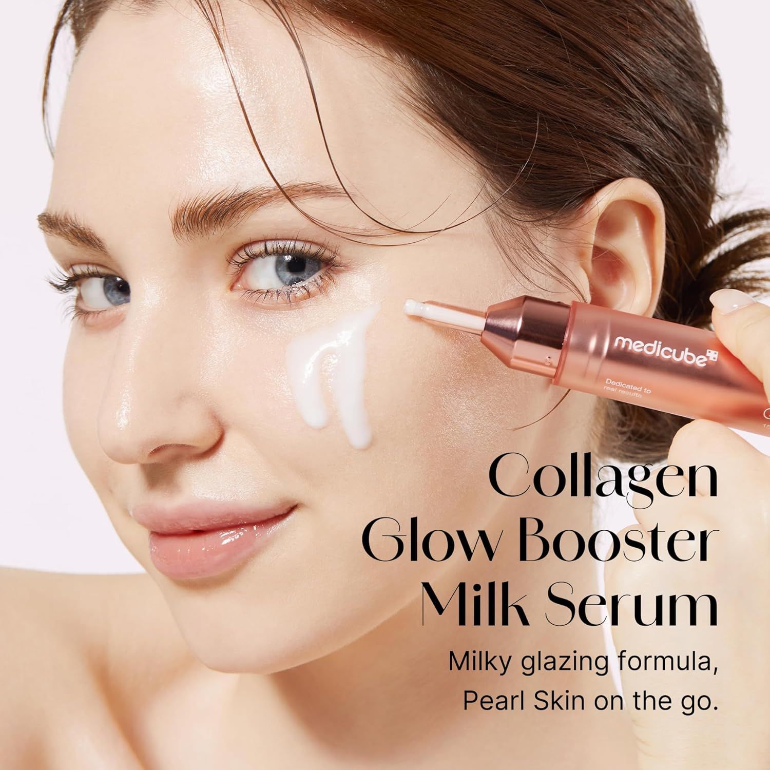 Femme appliquant du sérum. Flacon rose avec embout compte-gouttes. Texte : Collagen Glow Booster Milk Serum. Milky glazing formula.