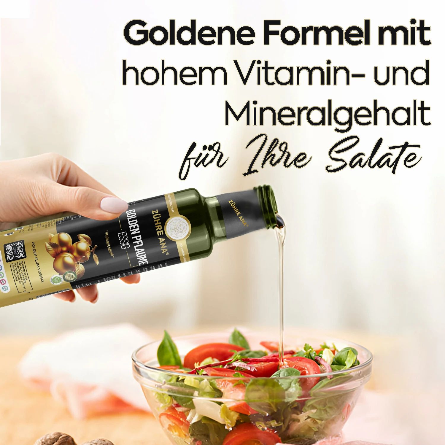 Hand die Gouden Pruimenazijn Zühre Ana in een kom salade schenkt.
