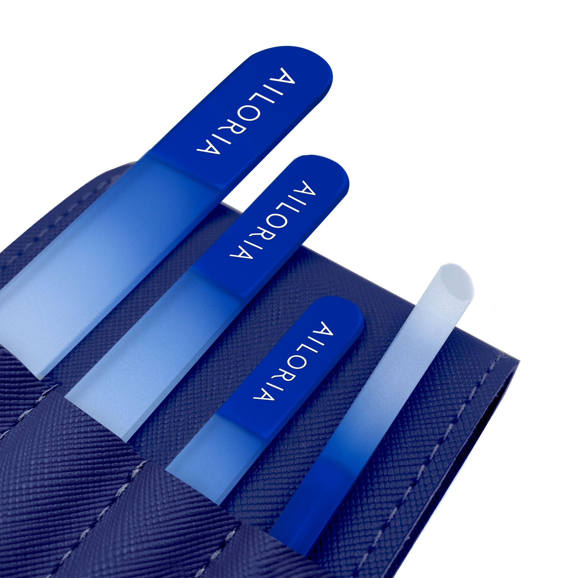 Vier glazen nagelvijlen in een blauwe hoes. AILORIA-logo op de vijlen. Verschillende vormen en maten, blauw-witte kleurovergang.