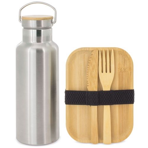 Roestvrijstalen waterfles en lunchbox met bamboe deksel, bestek en zwarte band. Op witte achtergrond.