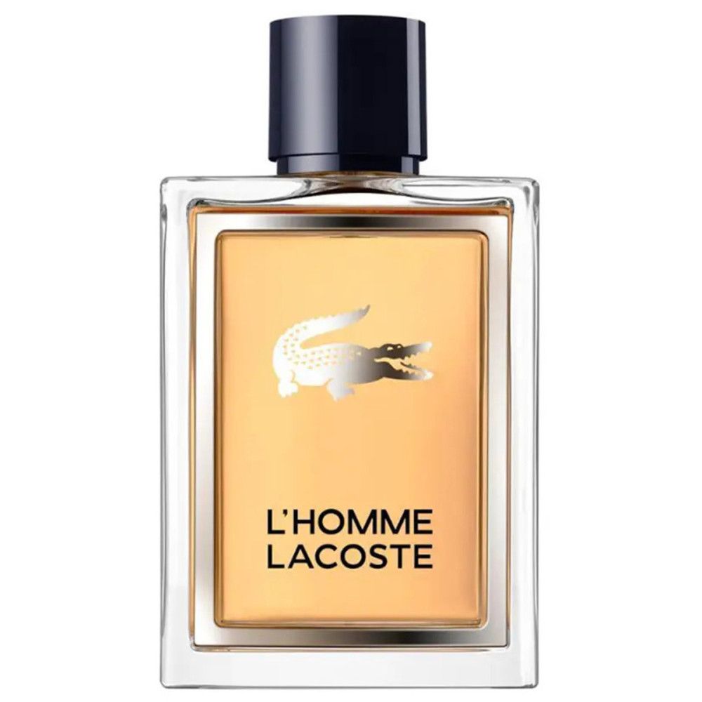 Lacoste L'Homme Eau de Toilette fles. Rechthoekige vorm, goudkleurig glas. Zwarte dop, krokodillenlogo en belettering.