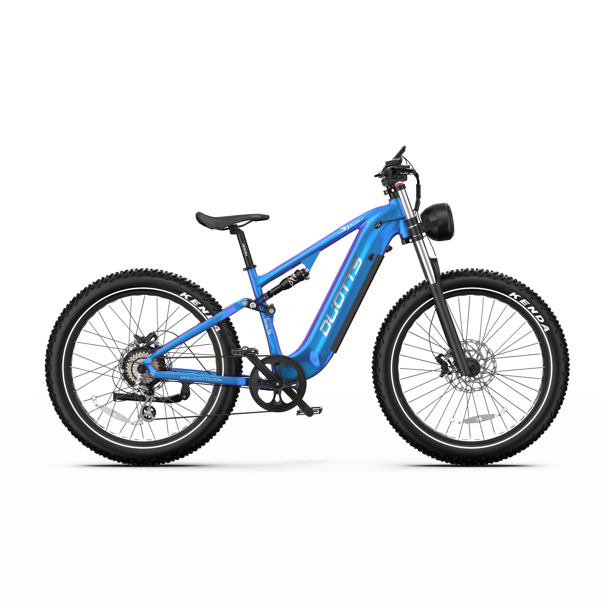 Blauwe elektrische mountainbike. Zwarte banden, zadel en stuur. DUOTTS-logo op frame. Koplamp.