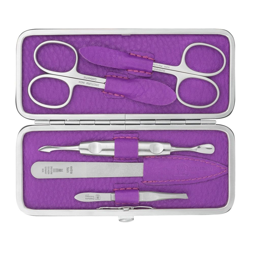 Manicure set in paarse etui. Bevat schaar, nagelknipper, vijl, cuticle pusher en pincet. Metalen tools, paarse binnenkant.