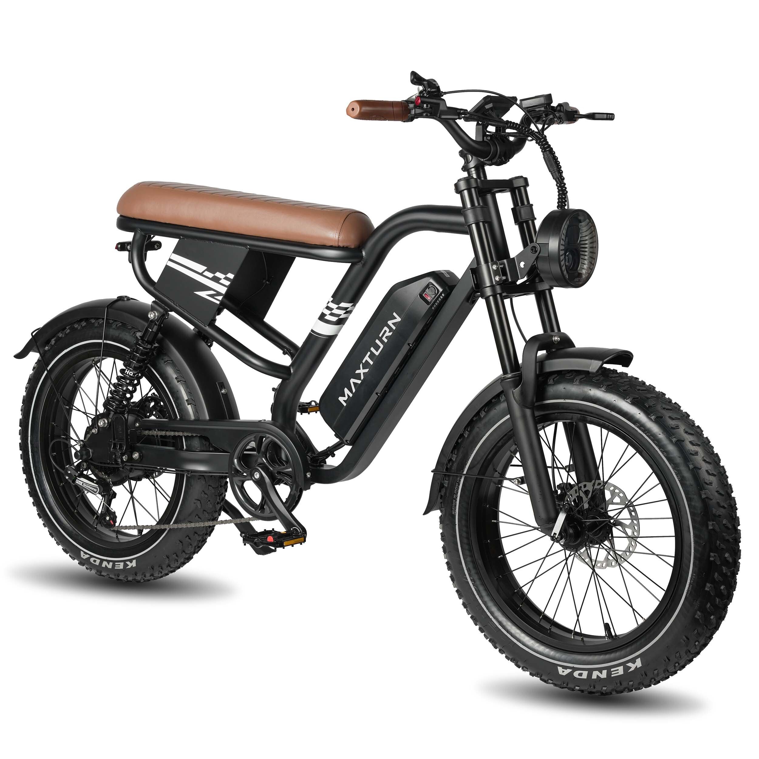 Vélo électrique noir avec selle marron. Inscription "MAXTURN" sur le cadre. Gros pneus et phare.