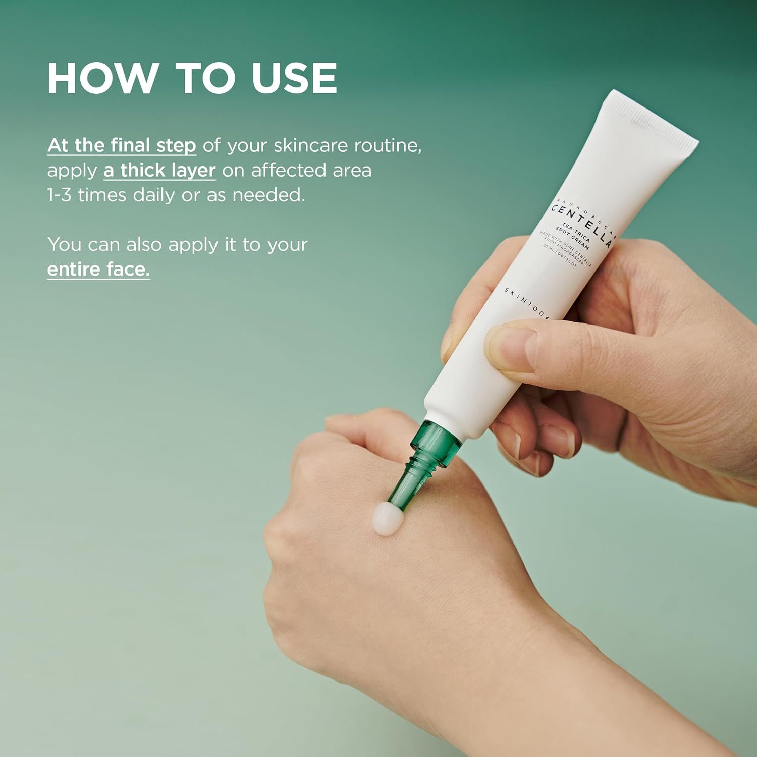 Tube met groene dop wordt op de hand aangebracht. Opschrift: Tea-Trica Spot Cream. Op de tube staat SKIN1004.