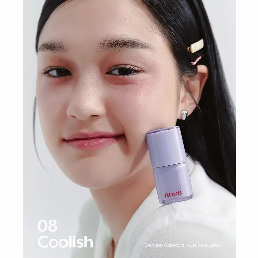 Een vrouw houdt een paarse lipgloss vast. Het product toont "nuse" en "08 Coolish".