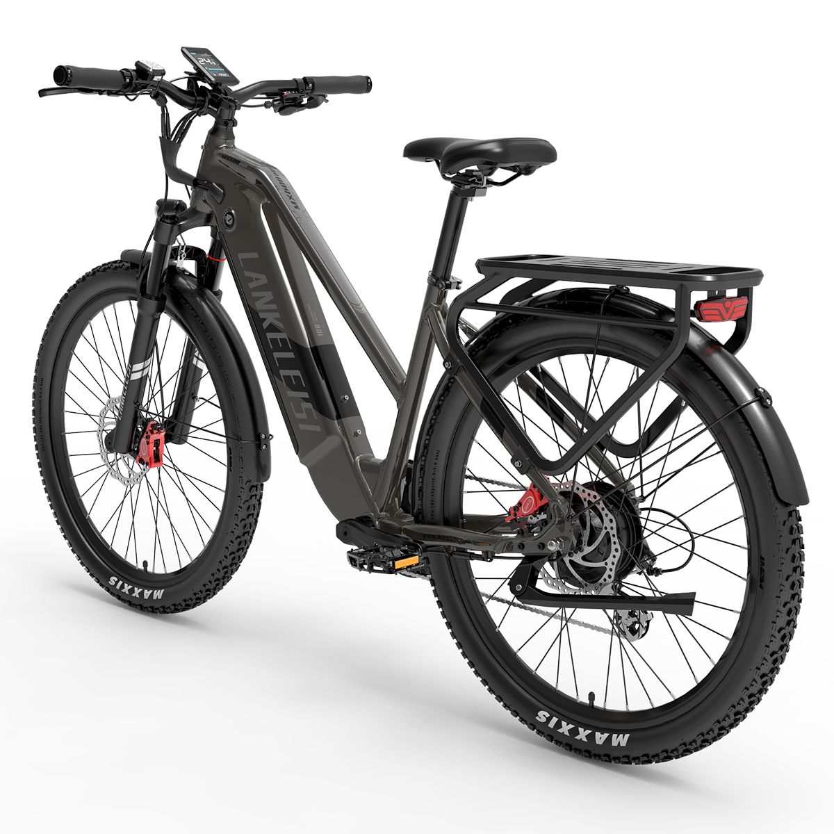 Vélo électrique de trekking Lankeleisi MX600 Pro. Cadre gris, pneus noirs. Freins à disque, porte-bagages. Guidon avec écran. Vue arrière.