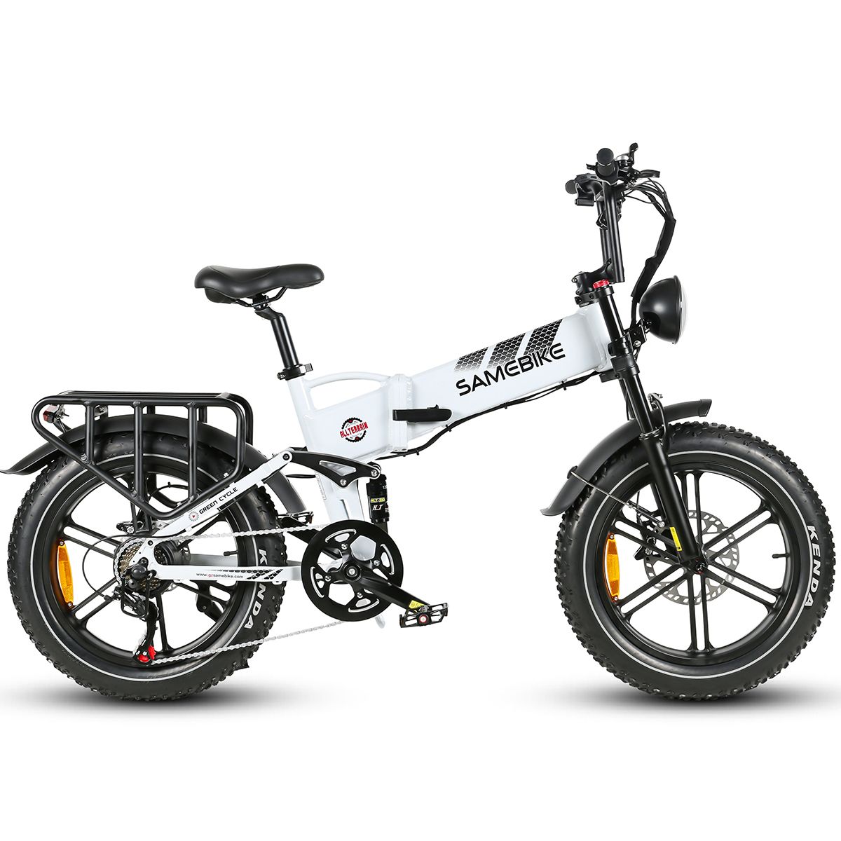 Vélo électrique de montagne blanc avec cadre noir, porte-bagages et logo SAMEBIKE. Pneus noirs avec accents orange.