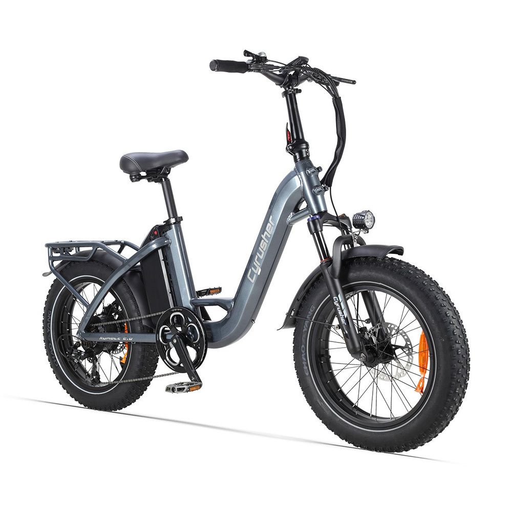 Grijze e-bike met brede banden, bagagedrager en spatborden. Merk Cyrusher zichtbaar op het frame.