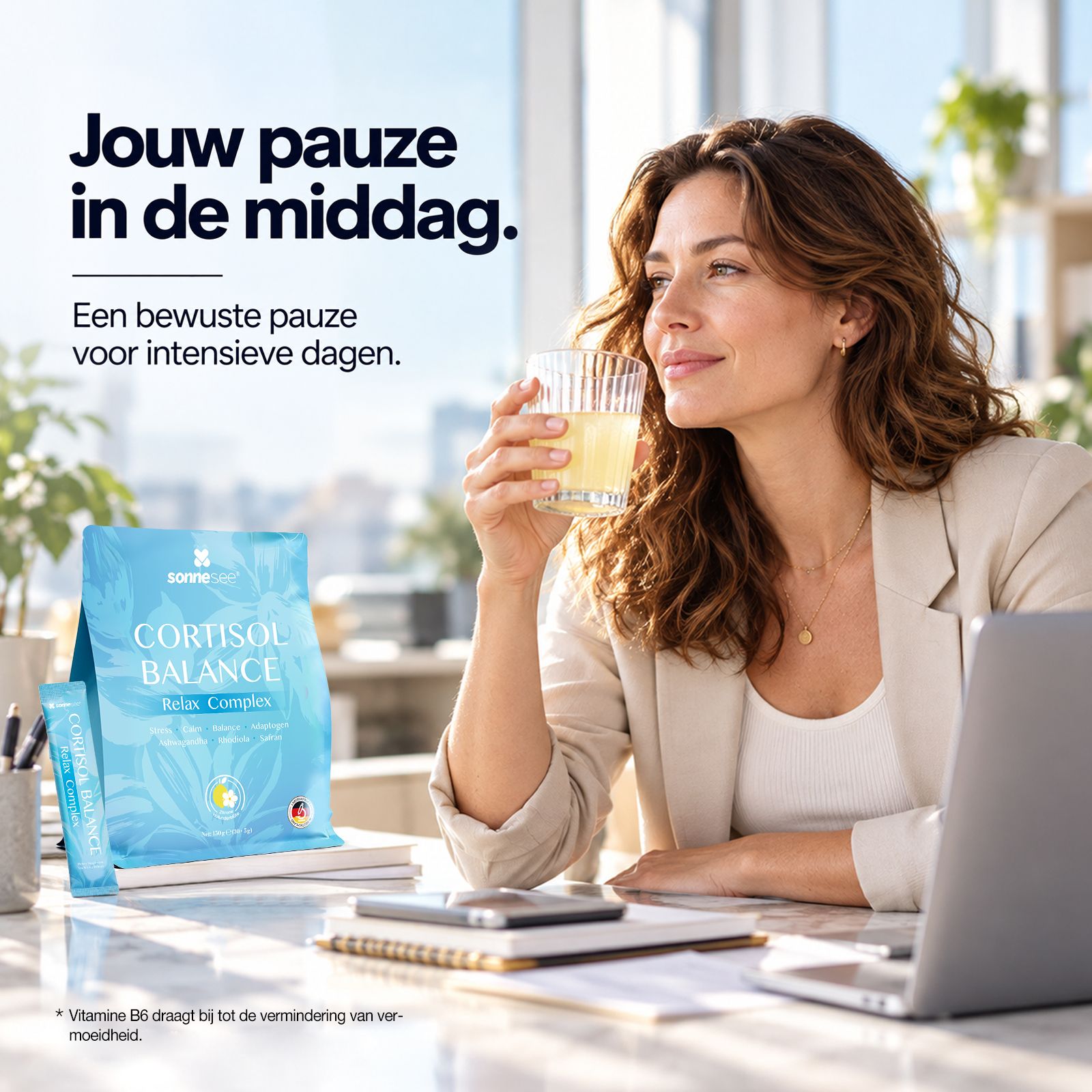 Vrouw drinkt Cortisol Balance Relax Complex aan bureau, verpakking ernaast.