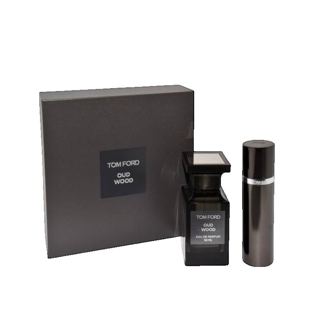 Coffret cadeau avec flacon, vaporisateur et boîte. Emballage noir avec logo. Flacon avec bouchon noir. Vaporisateur cylindrique.