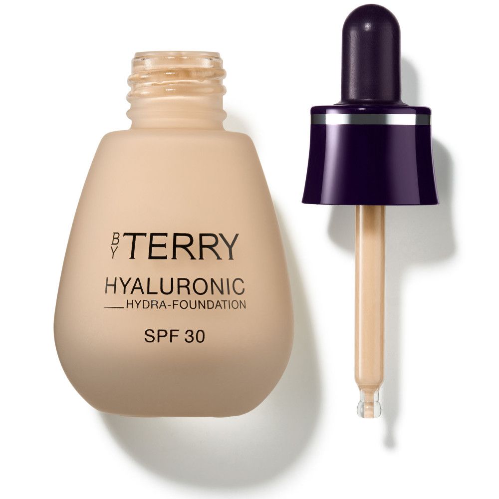 Beige fles met pipet. Opschrift: BY TERRY, Hyaluronic Hydra-Foundation, SPF 30.