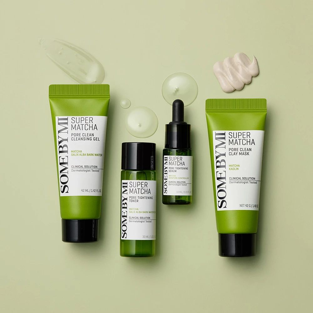 Huidverzorgingsproducten op groene achtergrond. Bevat gel, toner, serum en masker. Productnamen zichtbaar.