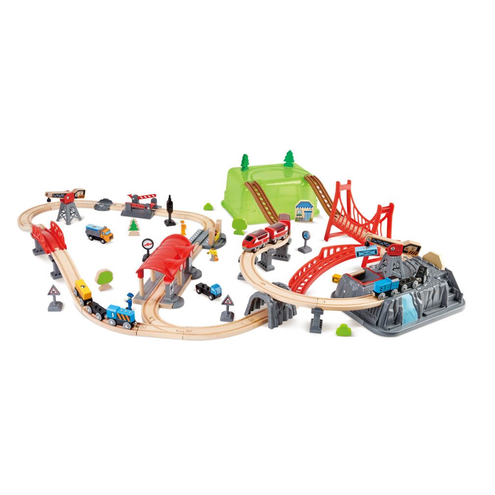 Treinset met bruggen, gebouwen en treinen. Inclusief rode en bruine bruggen, groene heuvels en grijze rotsen.