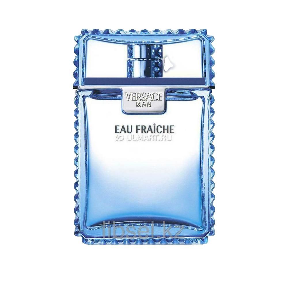 Flacon de parfum bleu de forme carrée. Les noms Versace et Eau Fraîche sont visibles. Bords en forme de vagues.