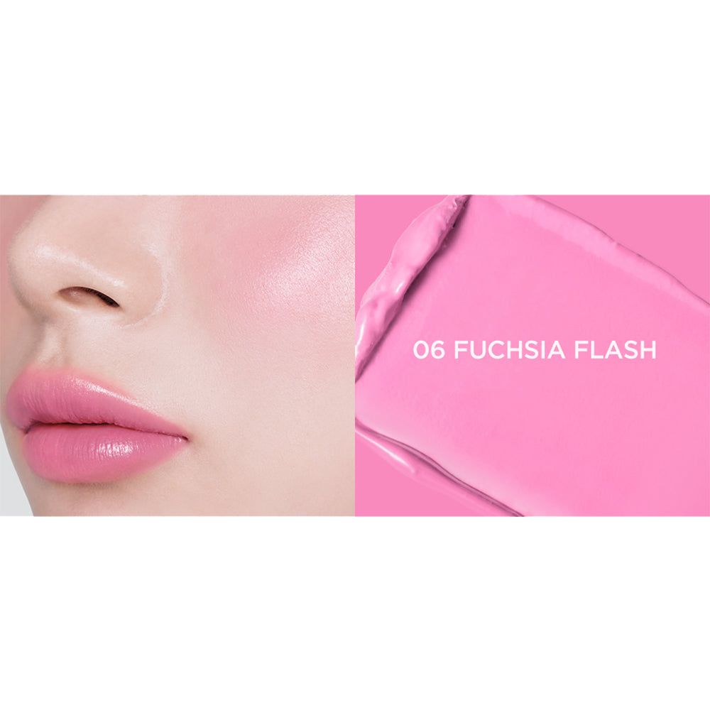 Model met roze lippenstift en blush op lippen en wangen.