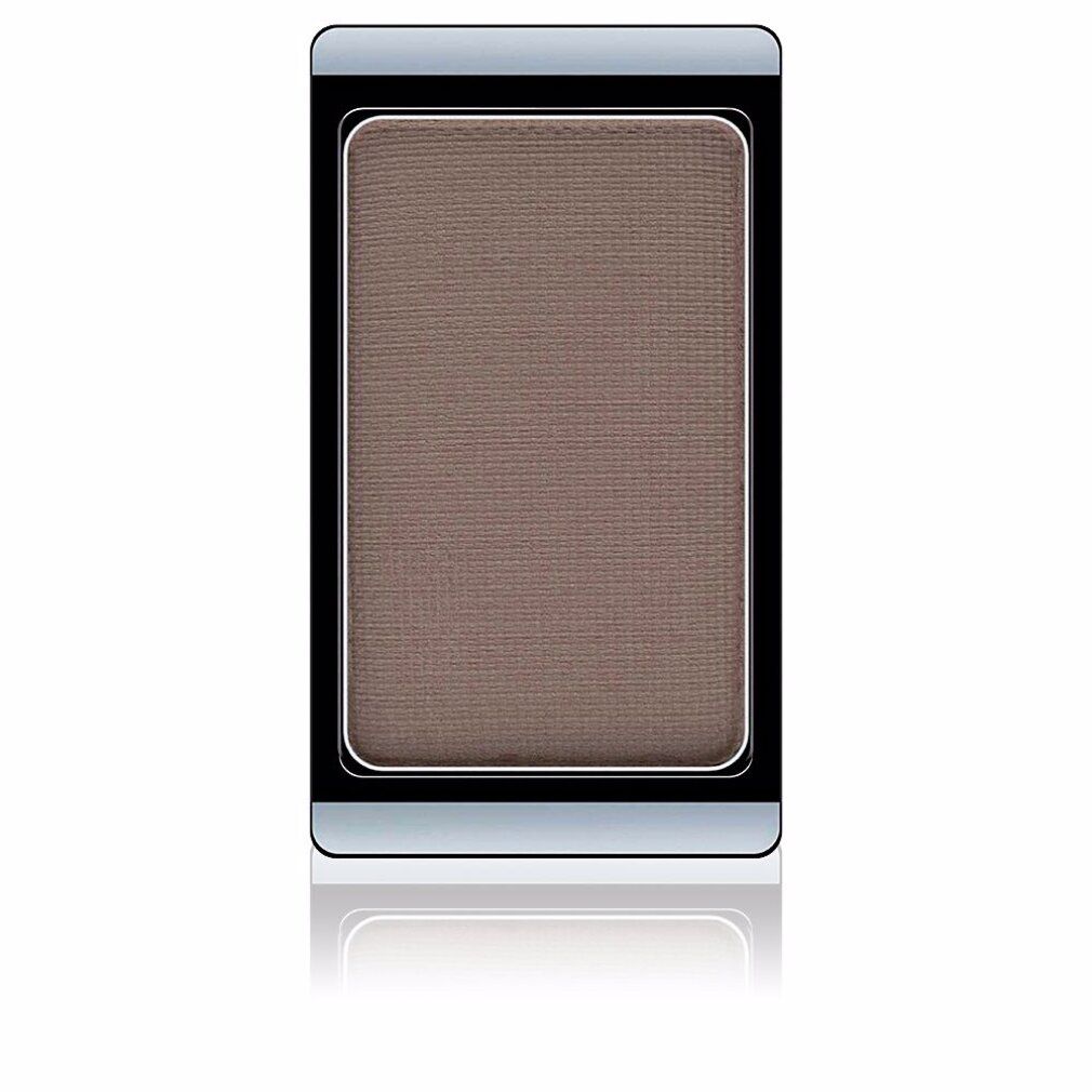 Wenkbrauwpoeder in rechthoekige verpakking. Kleur: Medium. Zwarte rand, zilveren omlijsting. Poeder in bruin. Bovenaanzicht.