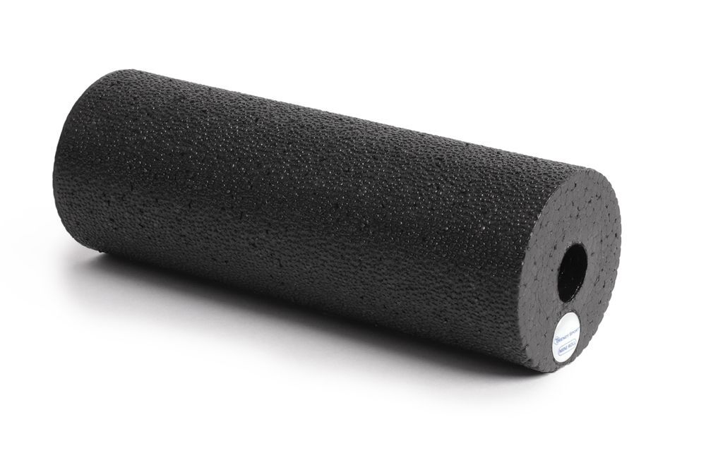 Rouleau de fascia noir avec trou. Sur fond blanc. Une étiquette blanche sur un côté.