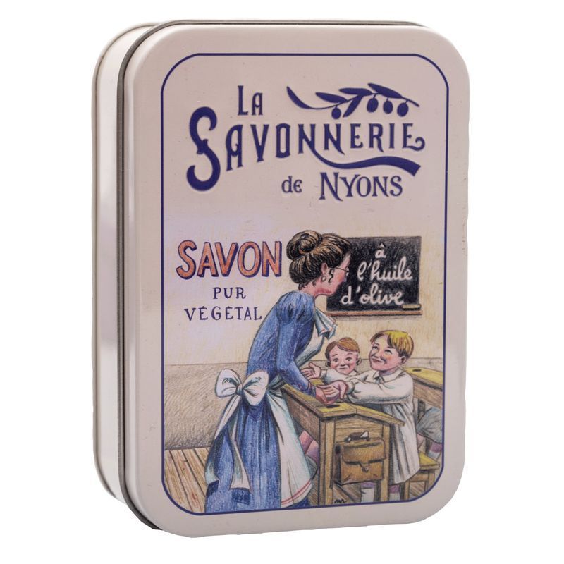 Rechthoekige metalen doos met opdruk. Illustratie "La Savonnerie de Nyons" met lerares en leerlingen. Tekst "Savon pur végétal".