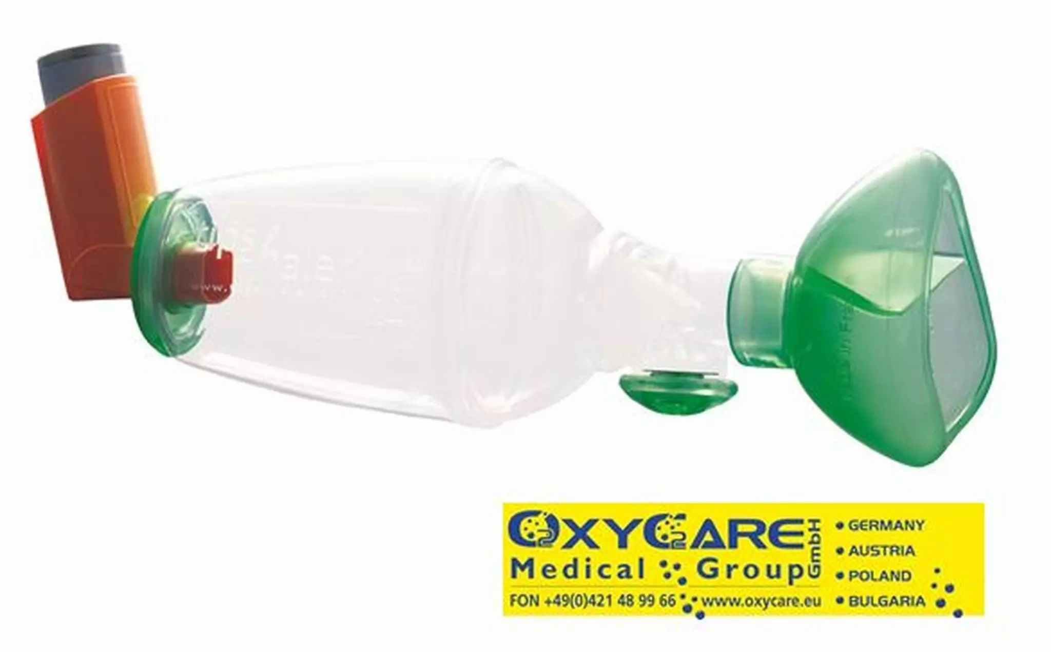 Medicijnspacer met inhalator en masker. Transparante container met groen masker en oranje inhalator.