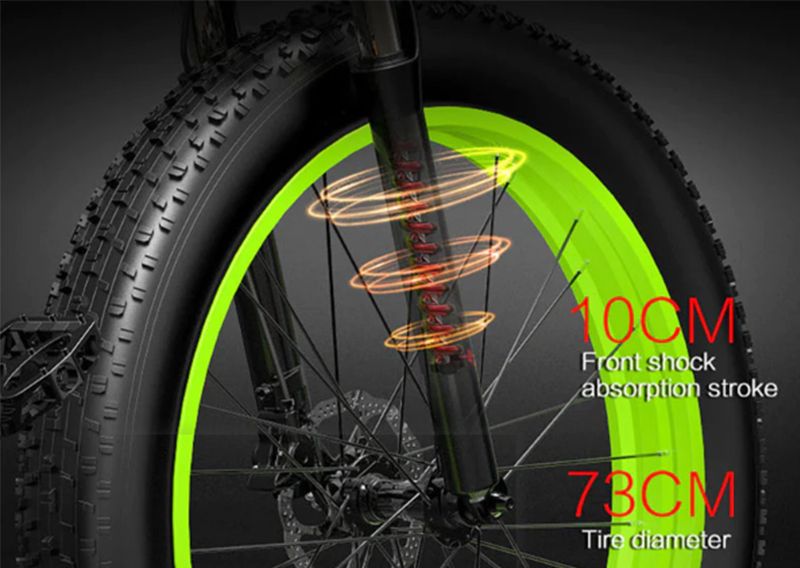 Gros plan de la roue avant. Jante verte, pneu noir. Inscriptions : 10CM, 73CM. Suspension visible.