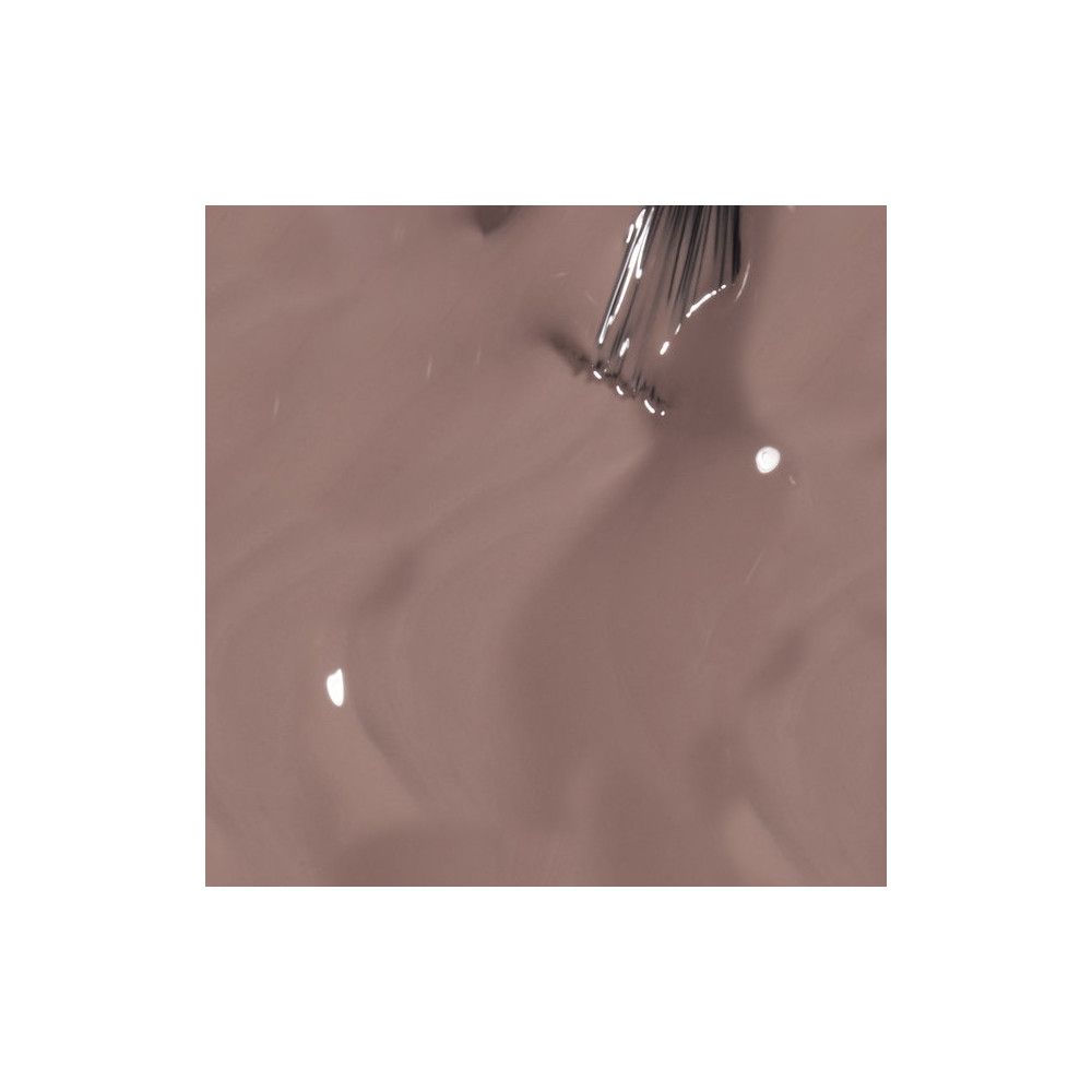 Nagellak in bruin-grijs. Kwastje in lak gedoopt. Close-up.