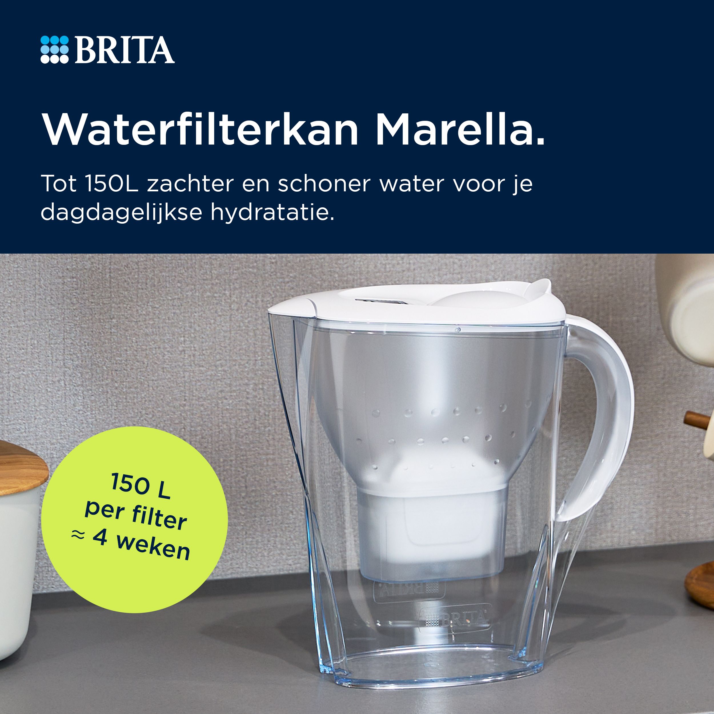 Carafe filtrante BRITA Marella, transparente avec couvercle et anse blancs. Cartouche filtrante à l'intérieur.