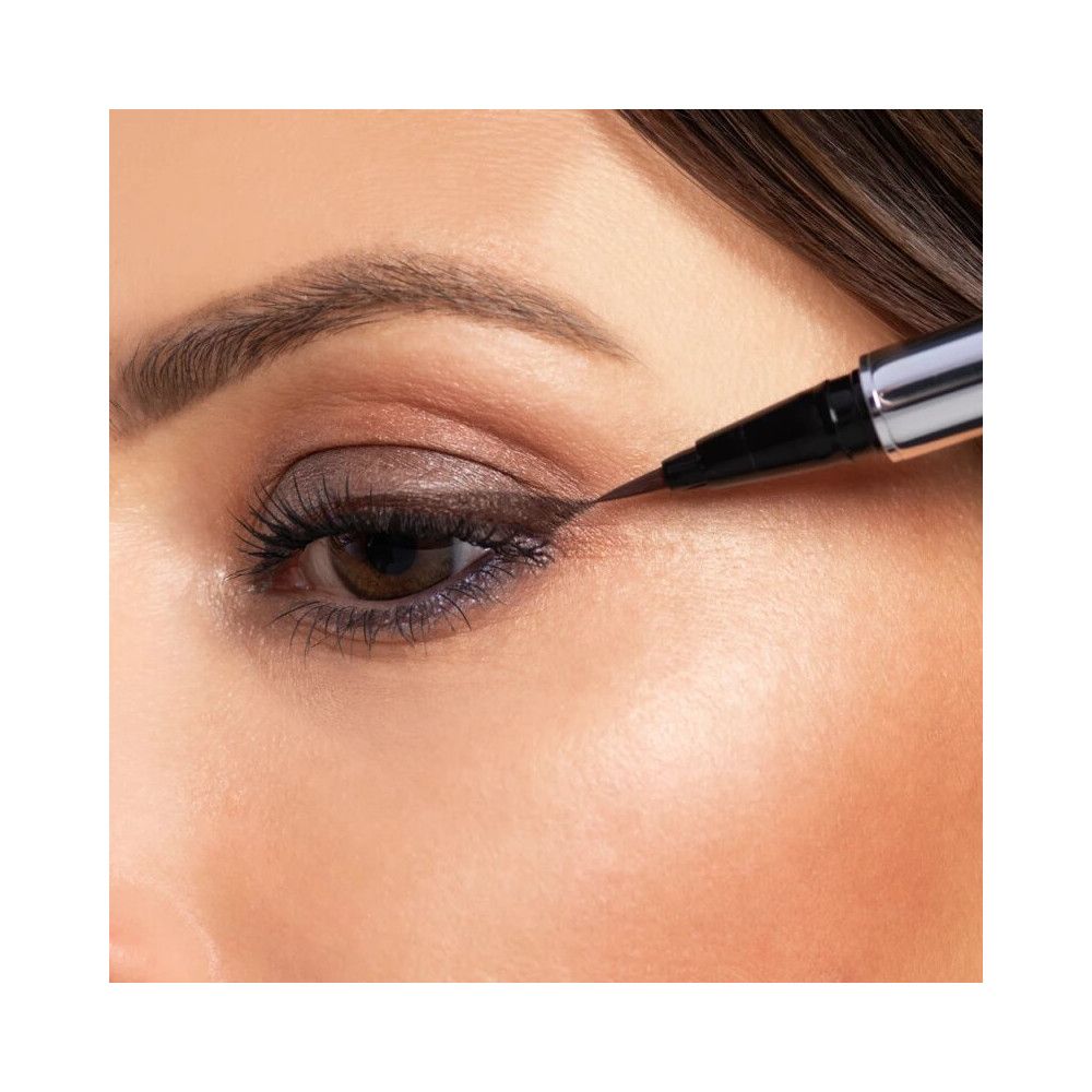 Gros plan sur un œil maquillé avec un eye-liner noir. Visible: trait d'eye-liner.