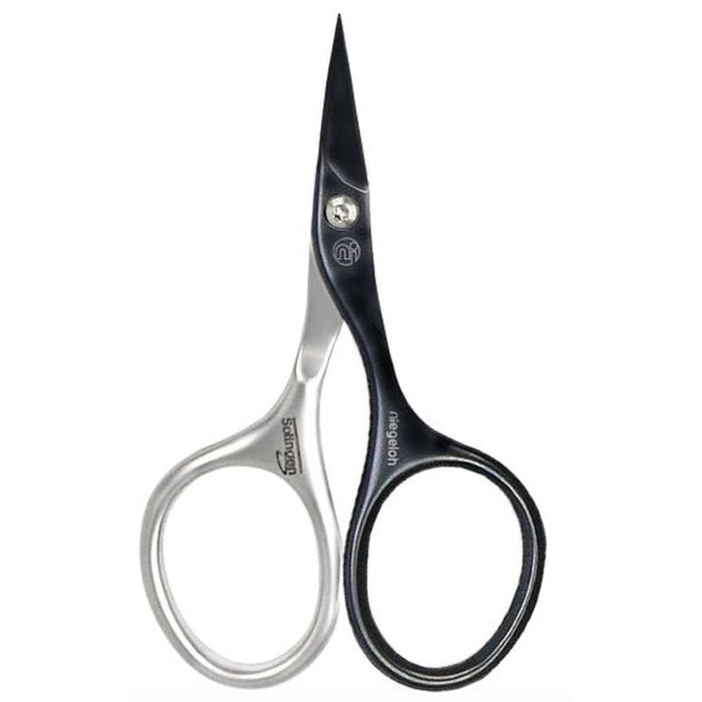 Zwarte en zilveren nagelriemschaar. De merken "Niegeloh" en "Solingen" zijn zichtbaar.