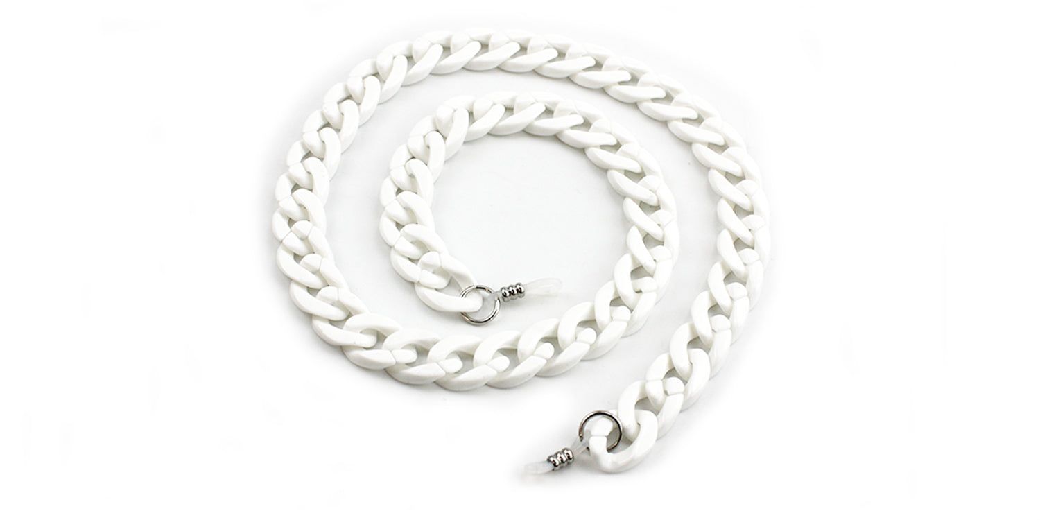 Witte brilketting in kettingvorm, spiraalvormig gelegd. Metalen ringen aan de uiteinden voor bevestiging aan de bril.