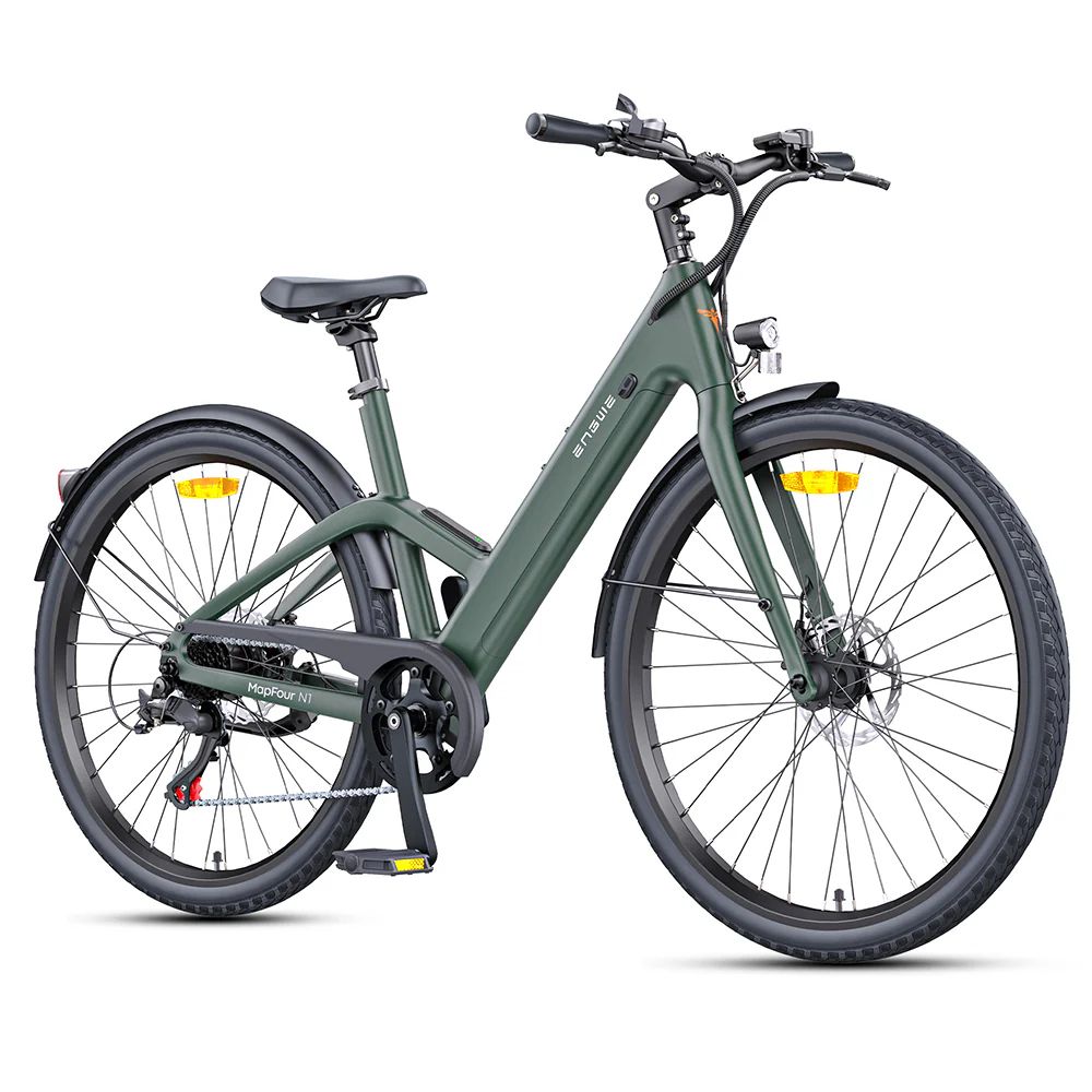 Groene e-bike met zwarte banden, spatborden en bagagerek. Zwart zadel en stuur. Engwe-logo.
