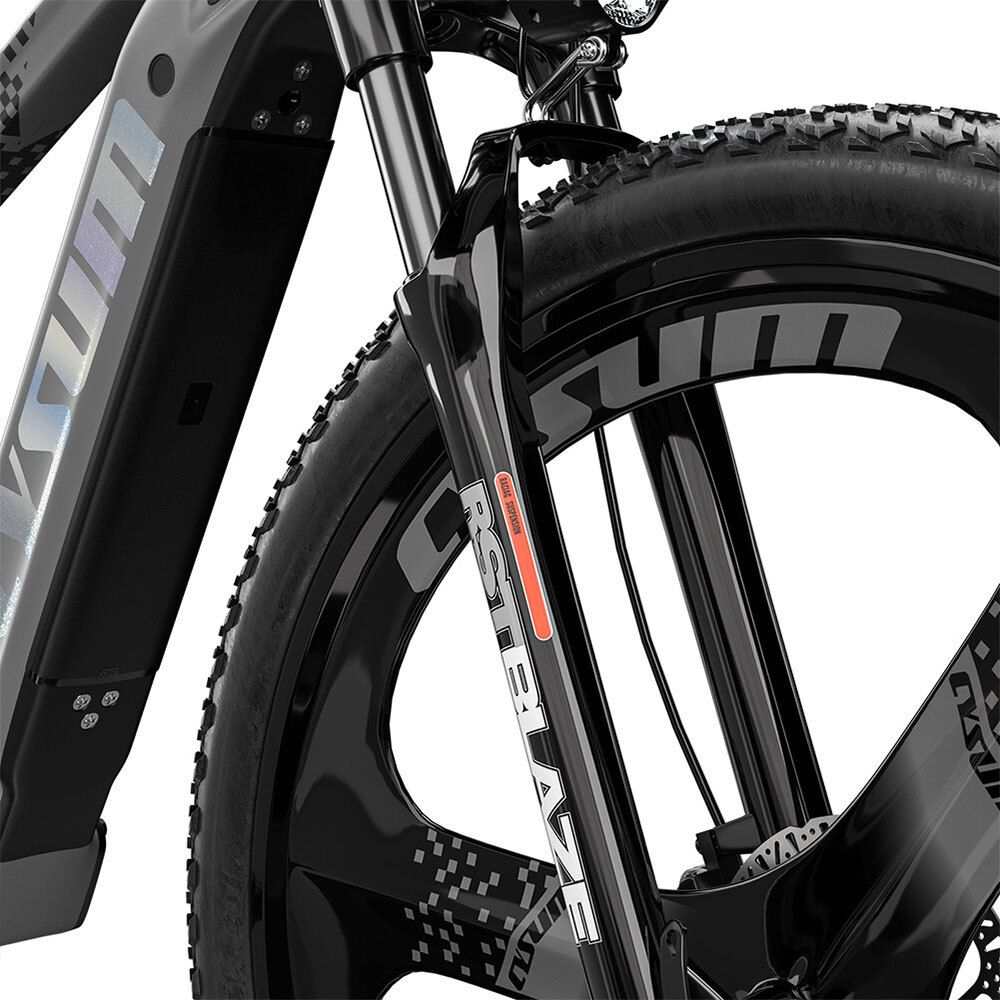 Close-up van de voorvork van de elektrische fiets. CYSUM-logo en RST BLAZE-sticker.