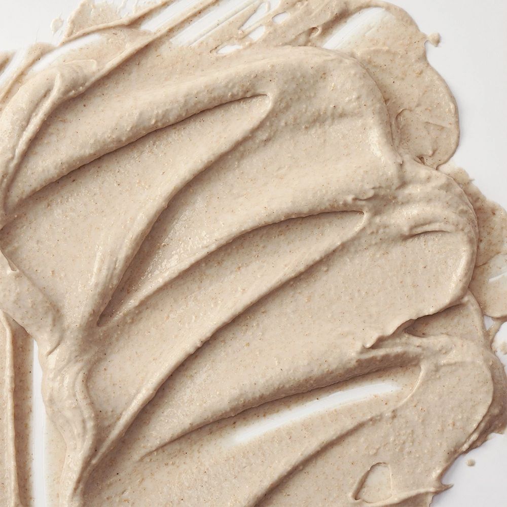 Romige textuur van de BEAUTY OF JOSEON Ground Rice and Honey Glow Mask, aangebracht in golven.