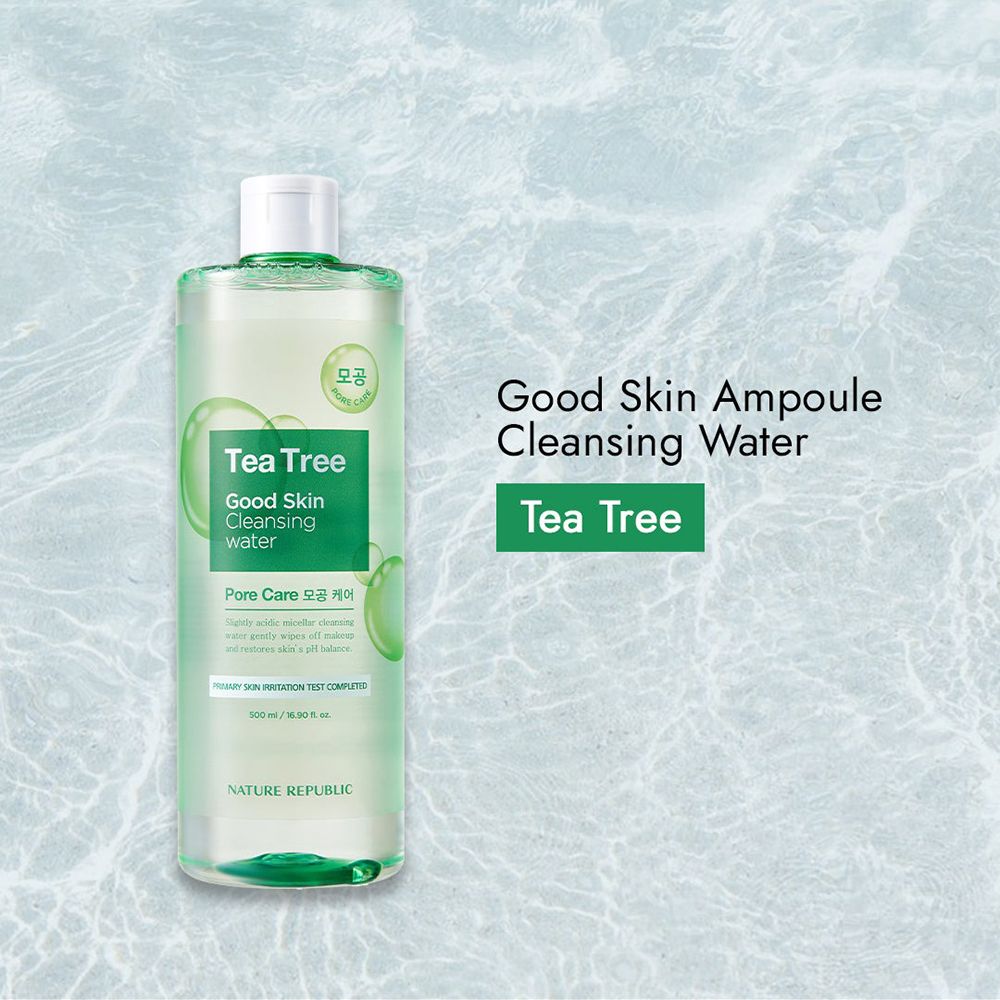 Flacon transparent avec étiquette verte. Inscription: Tea Tree Good Skin Cleansing Water. Fond: eau avec des vagues.