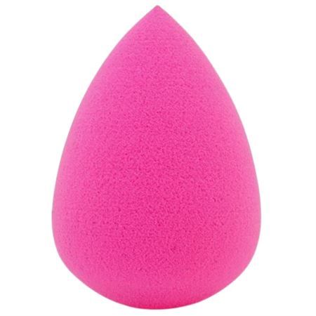 Une éponge de maquillage rose en forme de goutte, en mousse.