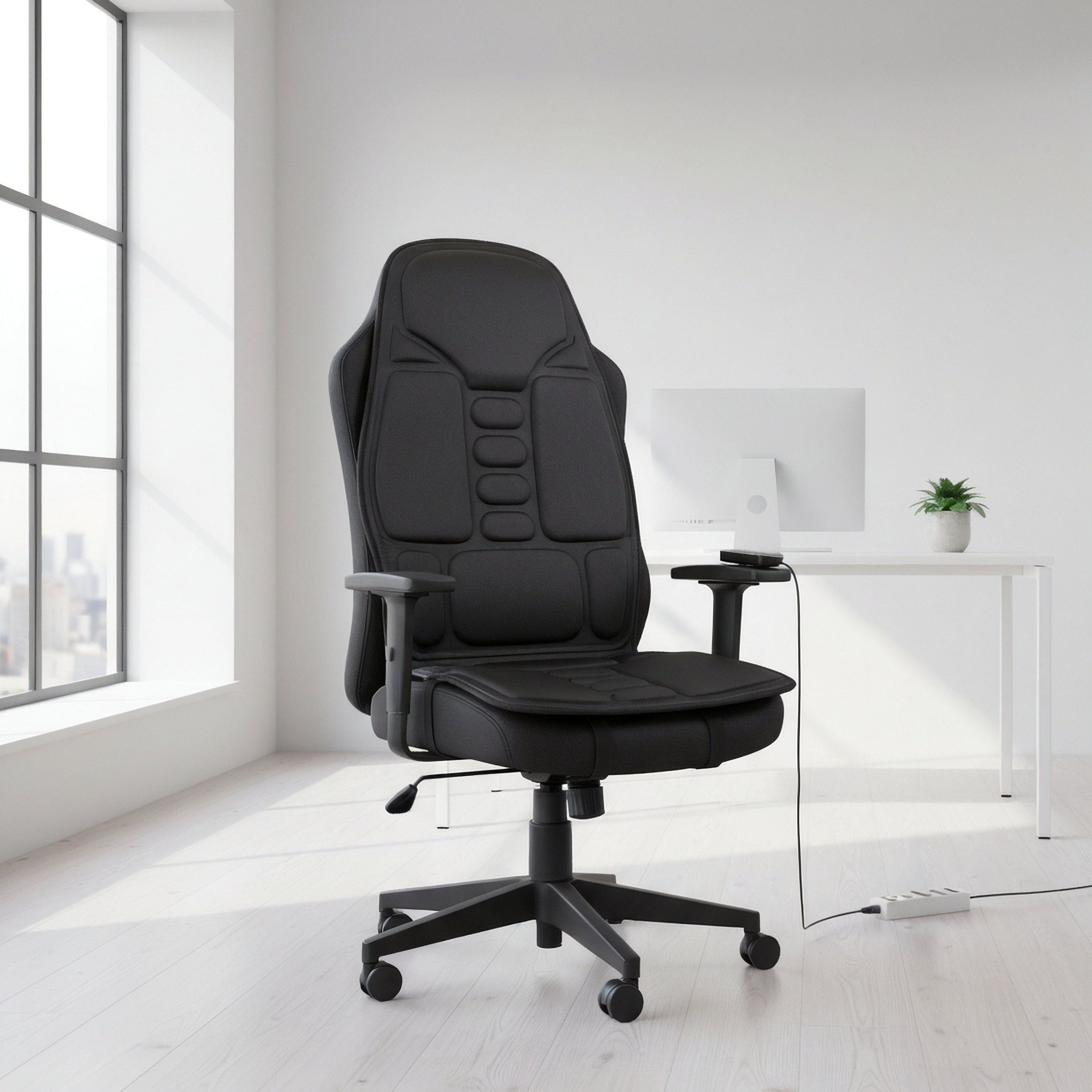 Siège de massage noir sur chaise de bureau. Forme rectangulaire avec plusieurs zones rembourrées. Télécommande. Arrière-plan : bureau.