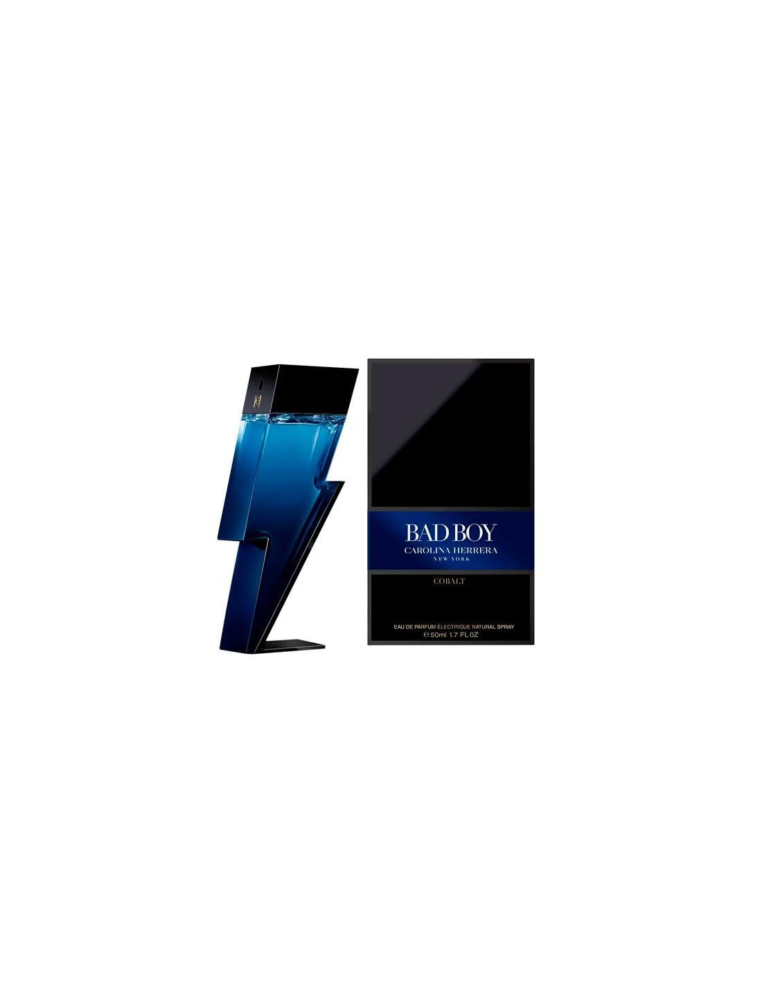 Donkerblauwe parfumfles in bliksemvorm en zwarte verpakking. Op de verpakking staat "BAD BOY COBALT" en "CAROLINA HERRERA NEW YORK".