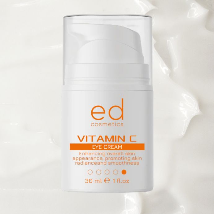 Flacon de crème pour les yeux blanc avec étiquette orange. Texte : Vitamin C Eye Cream, 30 ml, 1 fl.oz. Marque : ed cosmetics. Sur fond blanc.