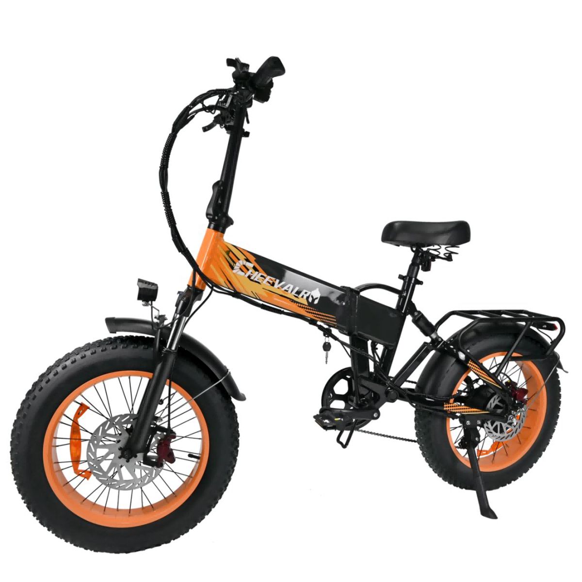 Vélo électrique noir et orange. Gros pneus, freins à disque, porte-bagages. Marque Cheevalry.