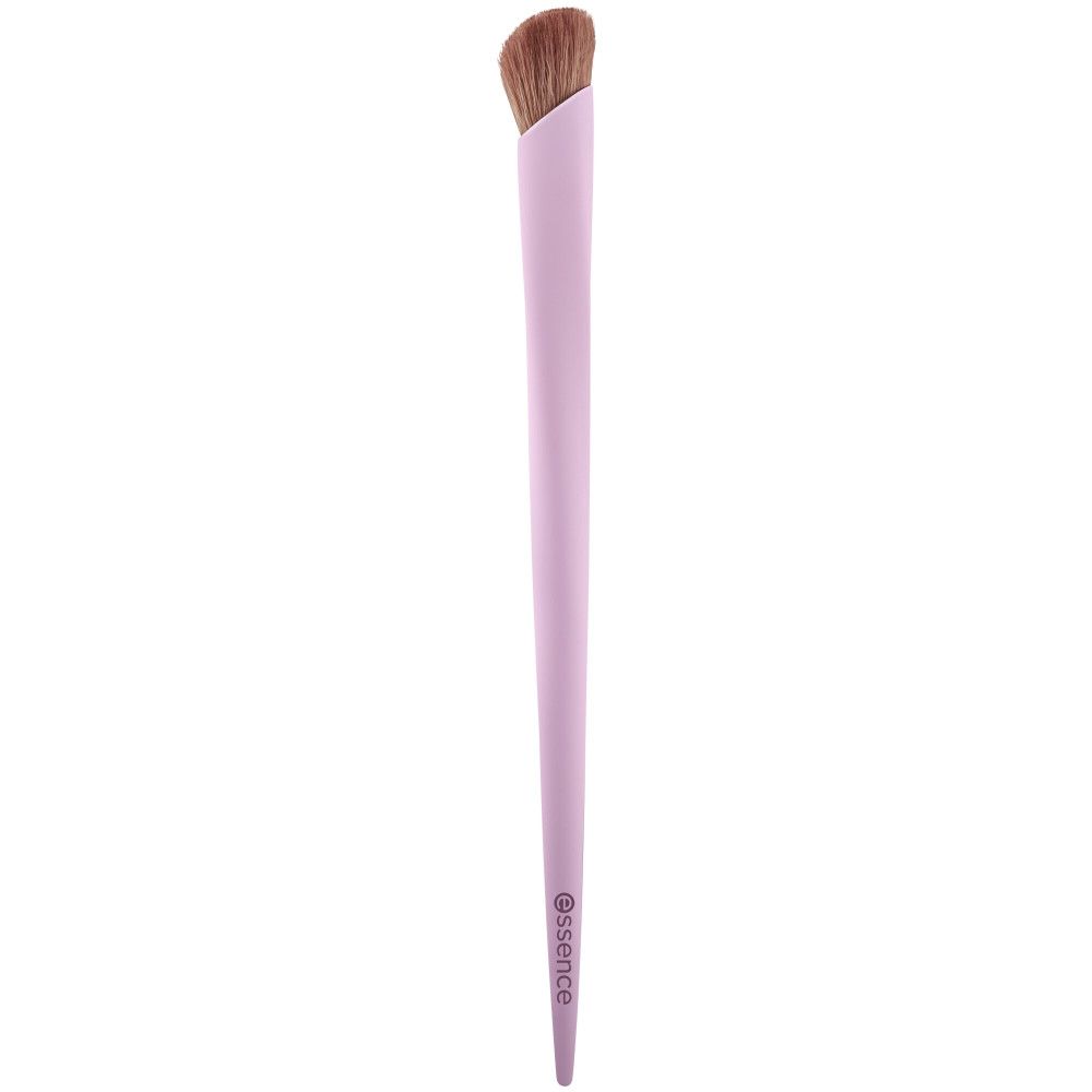 Pinceau de maquillage avec tête biseautée marron et long manche violet clair. Le manche est incliné et porte le logo "essence".